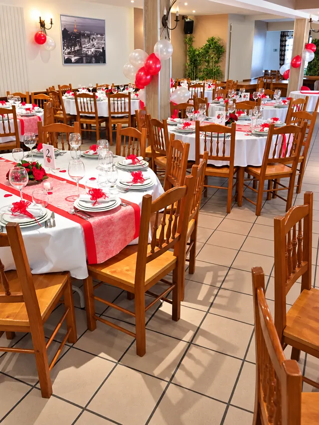 Les tables rondes du restaurant, nappes blanches et roses rouges