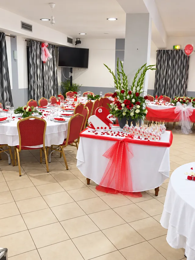 La table des dragées et la décoration florale d'une fête