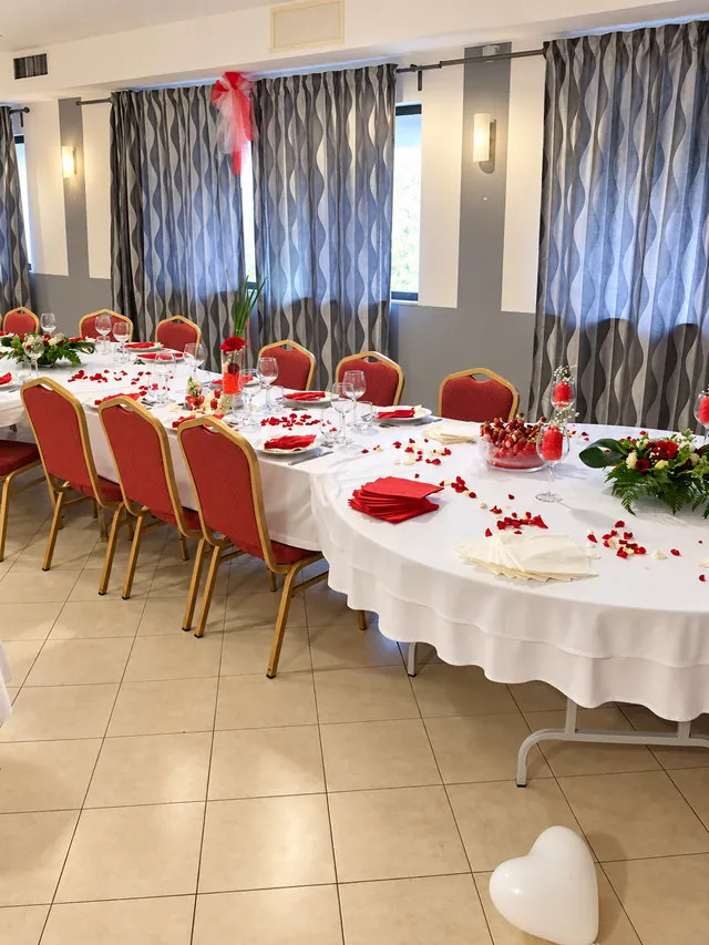 La table d'honneur dressée dans la salle des fêtes